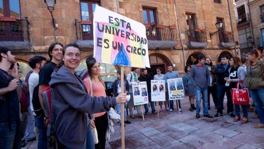 La protesta estudiantil, ayer, ante la sede del Consejo Social.