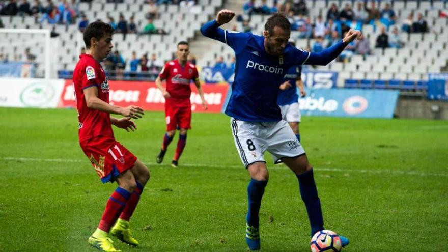 Michu controla el balón ante la presión del numantino Nacho.