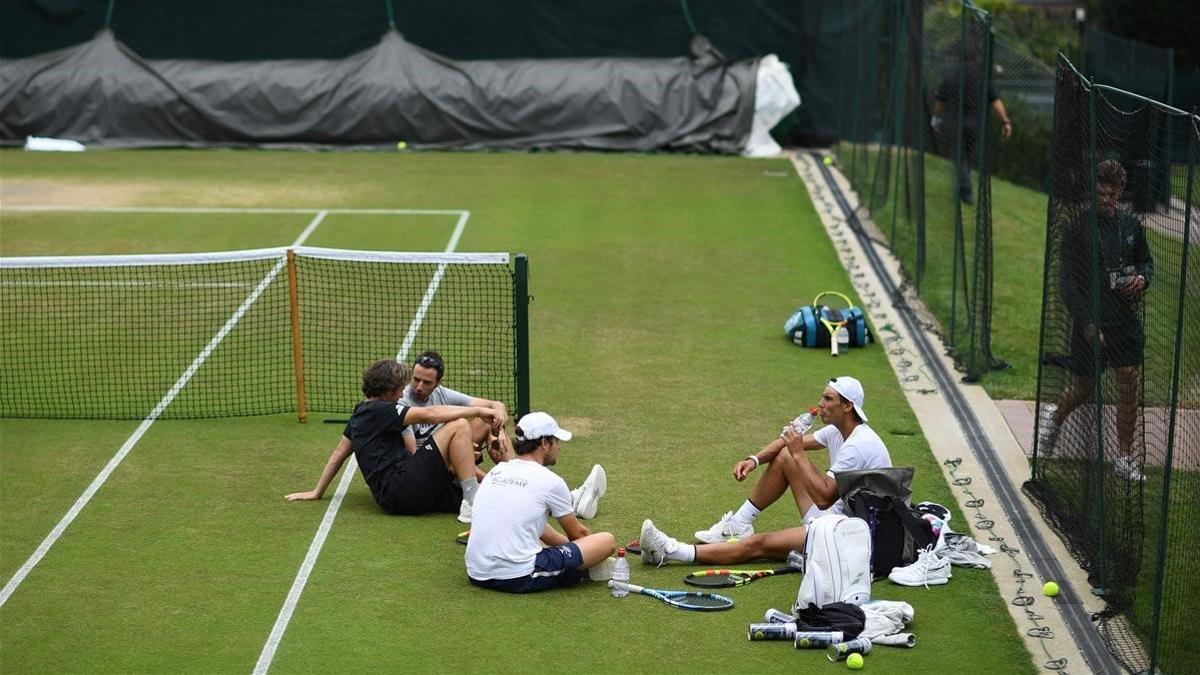 Nadal se toma un descanso en su entrenamiento en Wimbledon.