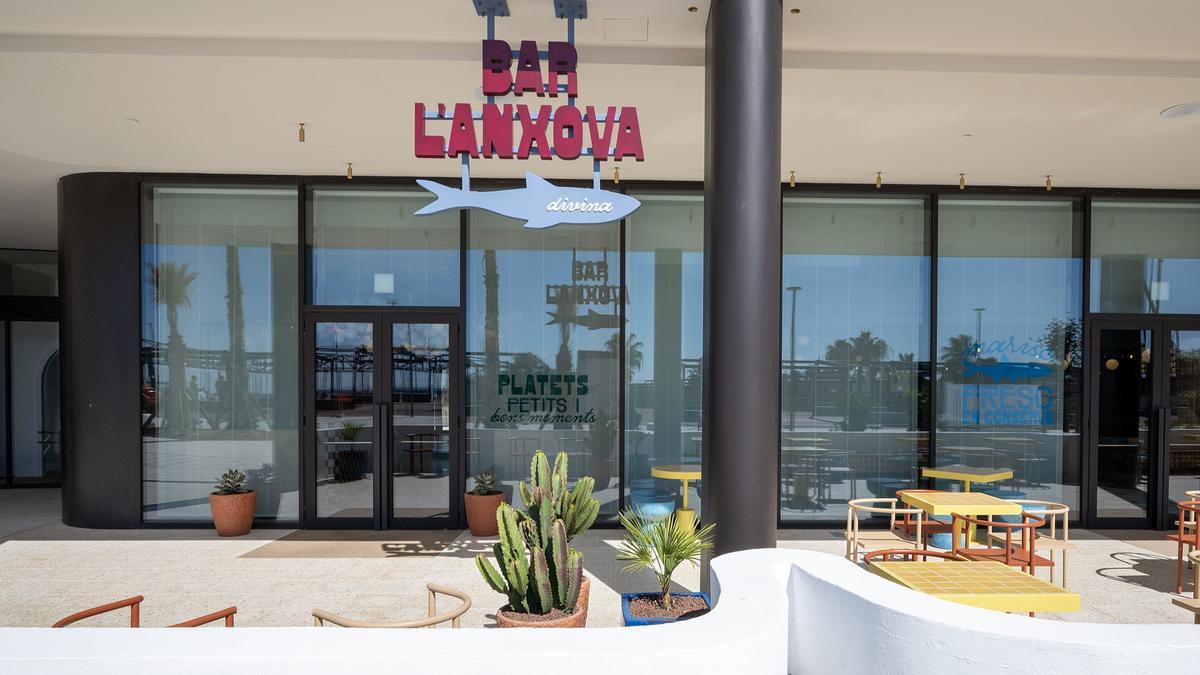 La entrada del restaurante L'Anxova Divina en el Hotel SLS, en Port Fòrum.
