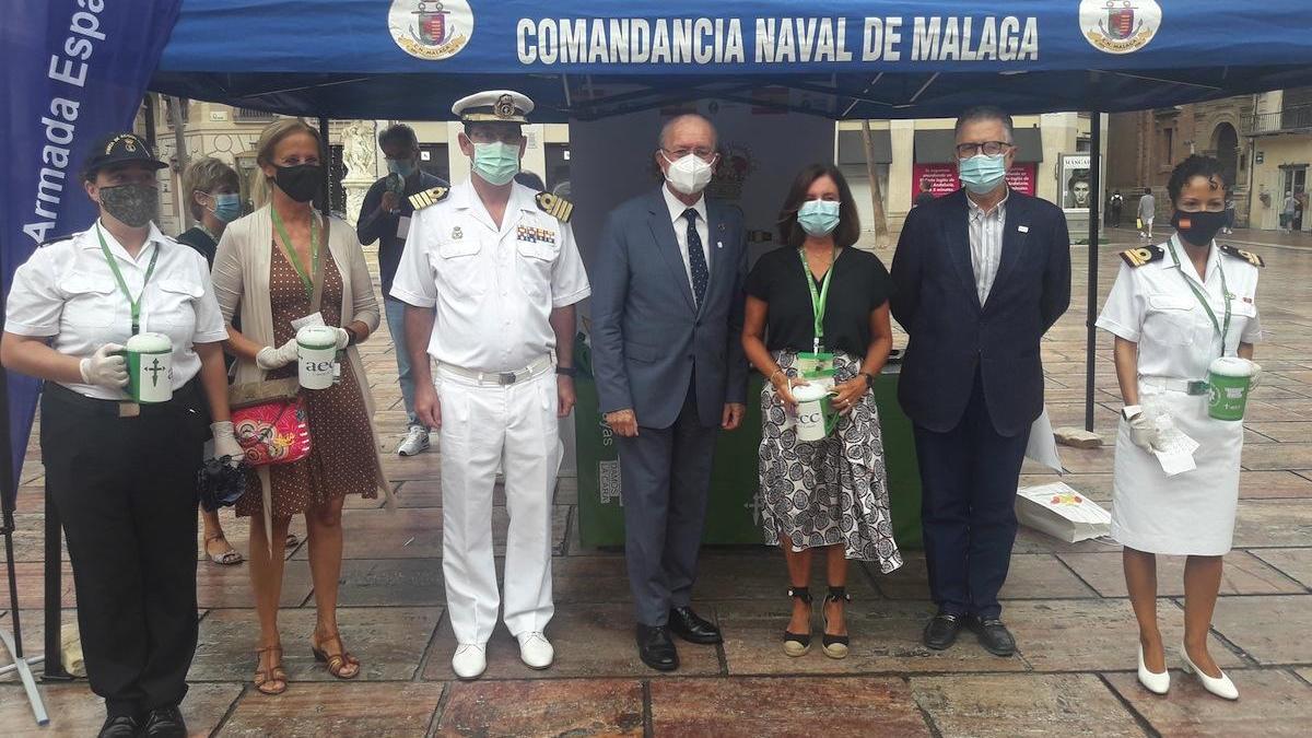 El alcalde de Málaga ha visitado la carpa situada en la plaza de la Constitución.