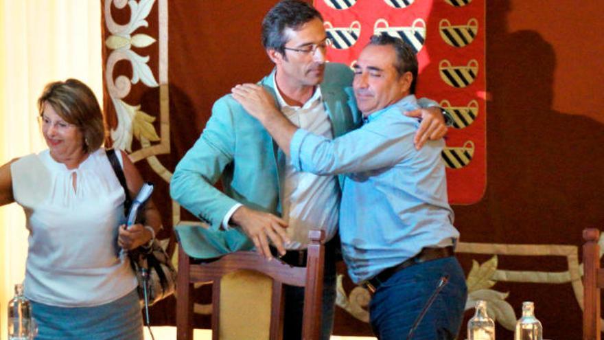 Pedro San Ginés, en el centro, se despide del consejero del PP, Ángel Vázquez.