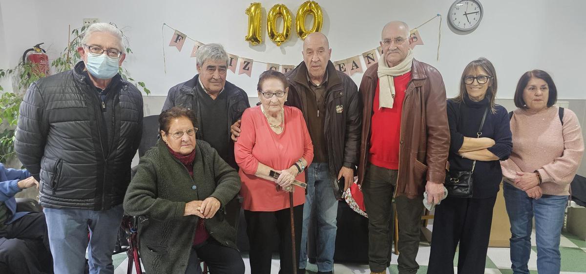 Manuela Cid, con sus familiares y los alcaldes de Santa Cristina y Friera.