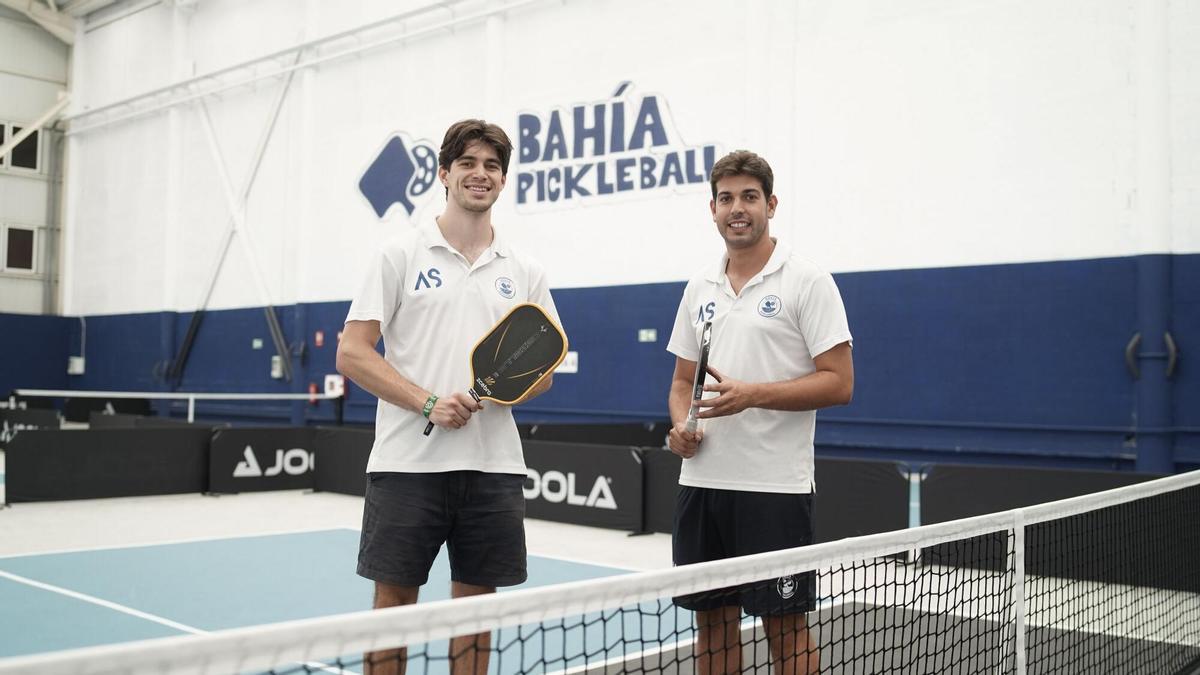 David Álvarez y Francisco Lodeiro, gerentes de Bahía Pickleball, posan con sus palas en una pista de sus instalaciones en A Coruña.