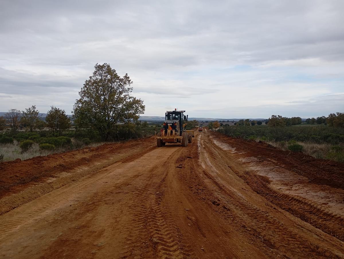 Uno de los caminos en proceso de construcción.