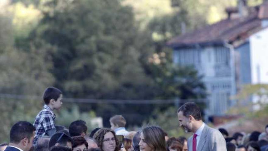 Letizia Ortiz y Felipe de Borbón, saludando a los teverganos durante su recorrido entre San Martín y La Plaza.