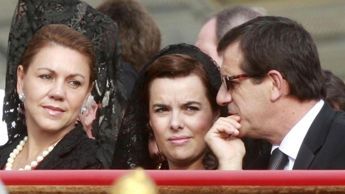 Cospedal (izquierda), y Sáenz de Santamaría, junto al embajador español ante la Santa Sede, Eduardo Gutiérrez Sáenz de Buruaga, este domingo, en la misa de la basílica de San Pedro del Vaticano. EFE / SAMANTHA ZUCCHI