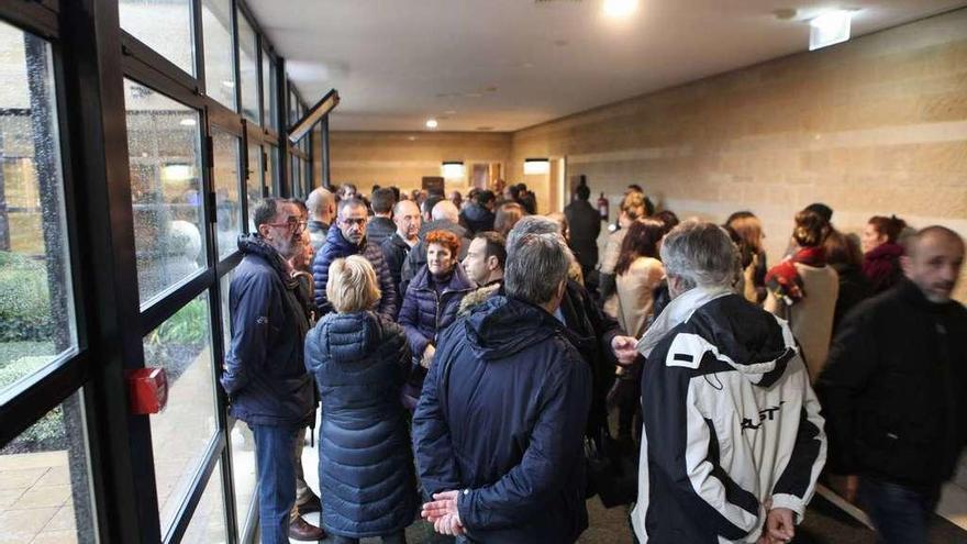 Parte de los asistentes a la despedida, ayer en el tanatorio de Cabueñes, del montañero fallecido en San Isidro.