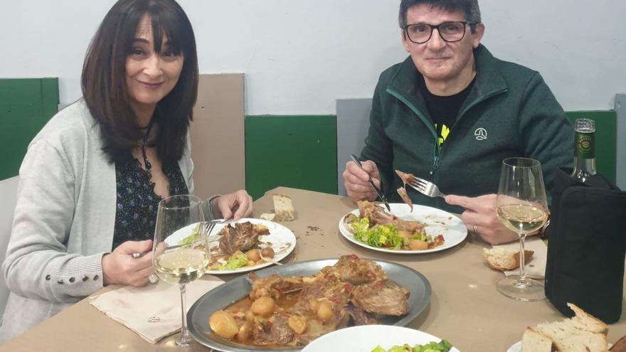 Una pareja degusta el menú de las jornadas en el restaurante Vientu del Norte. | LNE