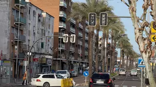Los vecinos de Las Sindicales, en Mérida, denuncian que dos semáforos llevan más de un mes averiados