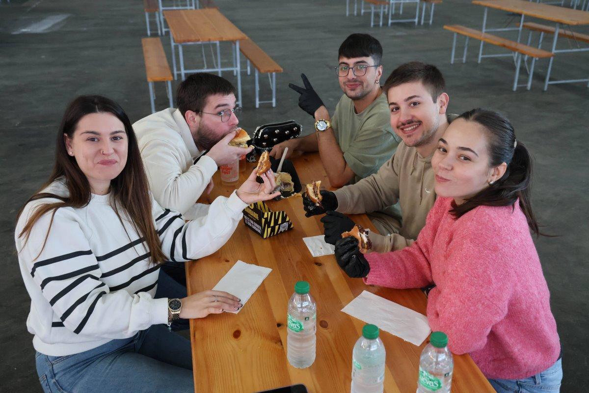 Un grupo de amigos disfruta de sus hamburguesas en La Burger Fest en Vigo.