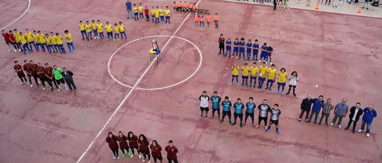 Los diez equipos del Maristas Cullera Fútbol Sala durante su presentación oficial.