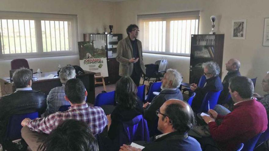 El veterinario Carlos Palacios durante la conferencia pronunciada ayer en Madridanos.