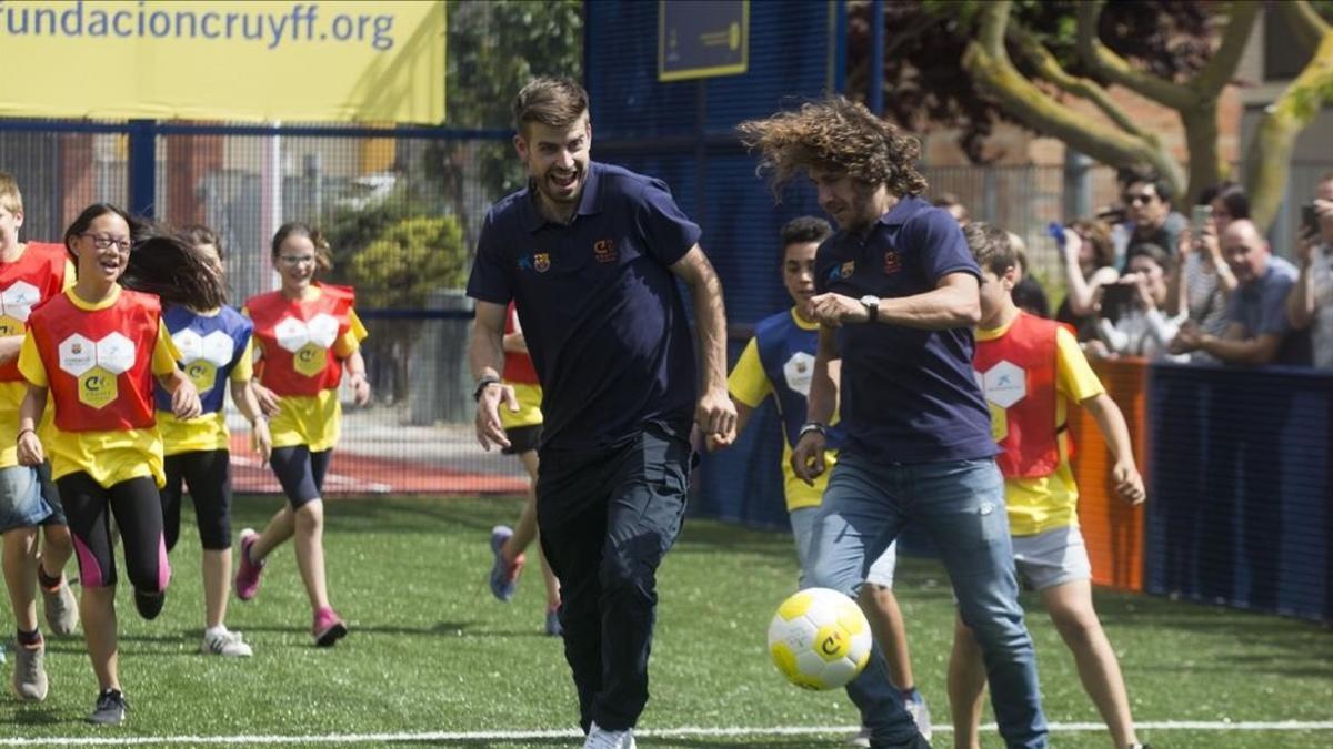 Piqué y Puyol, en la inauguración de Cruyff Court de Sant Guim de Freixenet (Lleida).