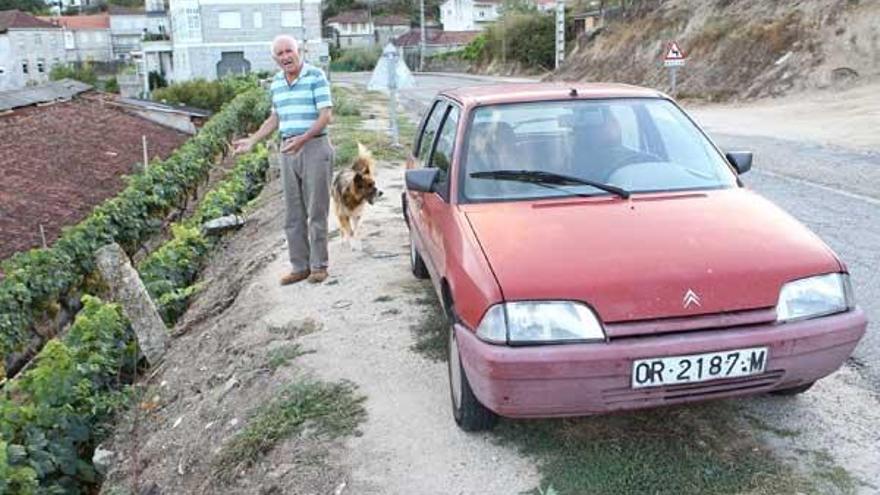 Benito Cibeira muestra el terraplén en el que ocurrió el incidente, frente a su casa de Beade.  // Jesús Regal