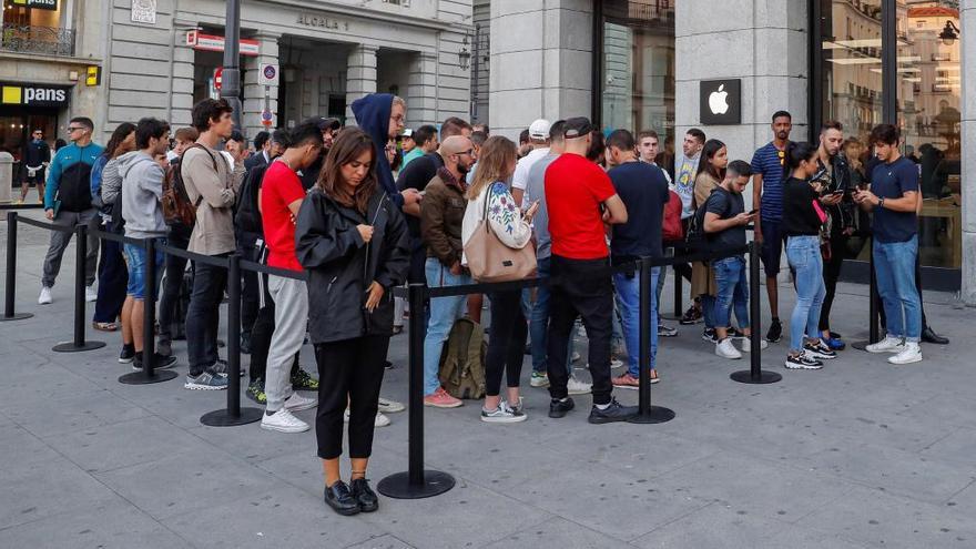 Colas para comprar el iPhone 11 este viernes en Madrid.