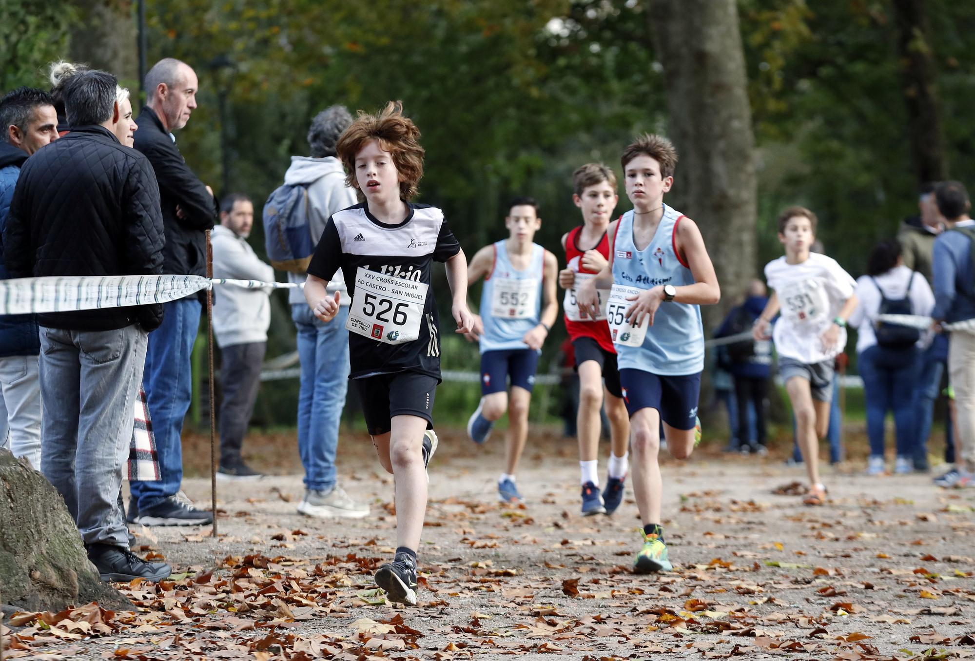 Un millar de jóvenes apuestan por el deporte en el Cross Castro San Miguel