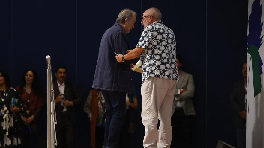 Entre gritos y aglomeraciones, Serrat protagoniza una alborotada charla en la FIL de México