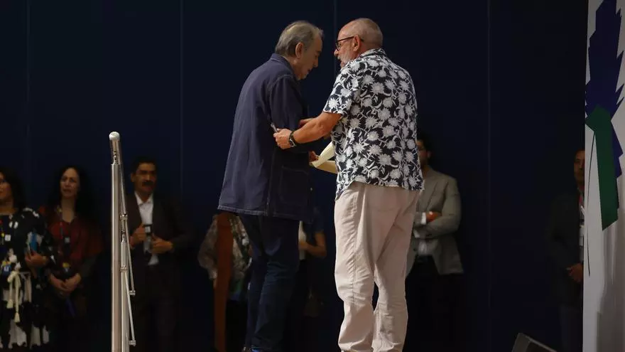 Entre gritos y aglomeraciones, Serrat protagoniza una alborotada charla en la FIL de México