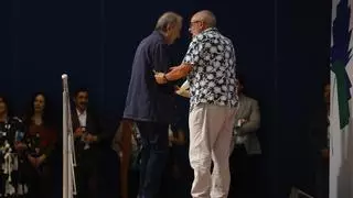 Entre gritos y aglomeraciones, Serrat protagoniza una alborotada charla en la FIL de México