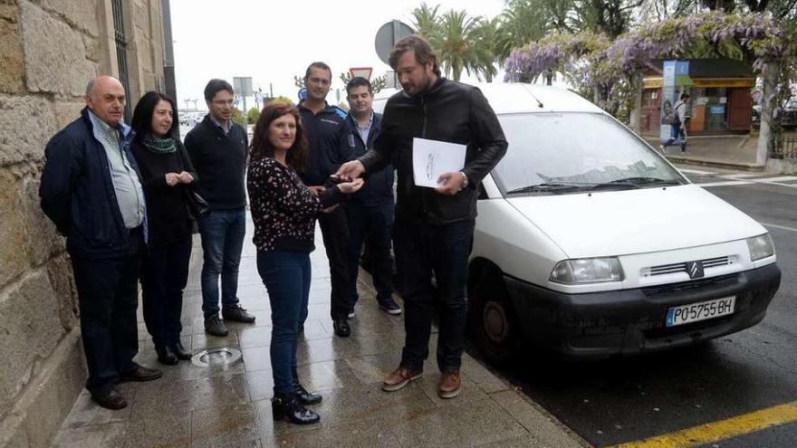 La alcaldesa, Fátima Abal, entrega las llaves de la furgoneta al director de A Guarda. // Noé Parga