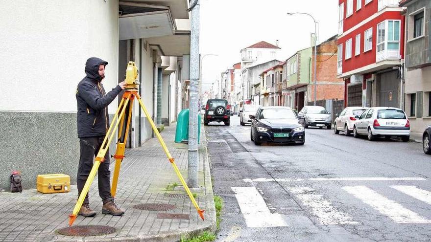 Topógrafos trabajando en la avenida Fernando Conde de A Estrada. // Bernabé/J.Carlos Asorey