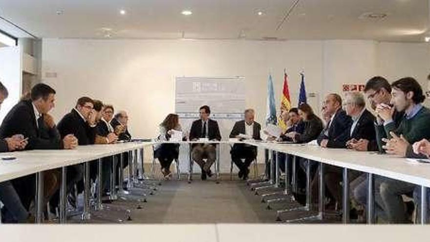 Reunión informativa a los concellos afectados por los fuegos  |  El alcalde de Silleda, Manuel Cuiña, y el concejal del Rural de Lalín, Miguel Medela, tomaron parte ayer por la mañana en una reunión en la que los delegados de la Xunta informaron a los concellos afectados por la reciente ola de incendios acerca de la orden de ayudas para la reparación de los daños. La convocatoria establece las bases reguladoras de ayudas previstas por el Decreto 102/2017, del 19 de octubre, de medidas urgentes de ayuda. Mediante esta, que prevé una inversión de más de 11 millones de euros, se desarrollará el decreto y se facultará a las consellerías y entidades del sector público para que, en el ámbito de sus competencias, dicten las disposiciones y medidas necesarias para su aplicación. Además, la Xunta invertirá 9,8 millones en actuaciones directas de las consellerías de Medio Ambiente, Medio Rural, Economía, Emprego e Industria e Infraestruturas e Vivenda, para reparar los daños.