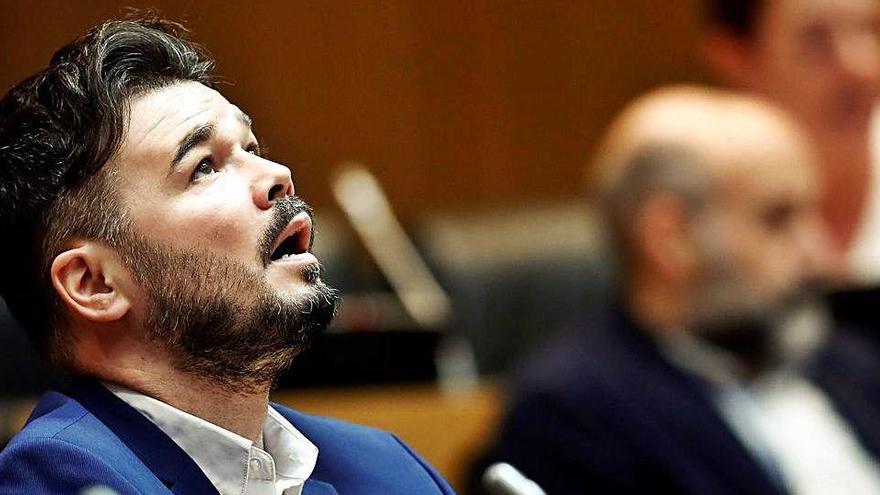 Gabriel Rufián, a la comissió de reconstrucció, mira enlaire.