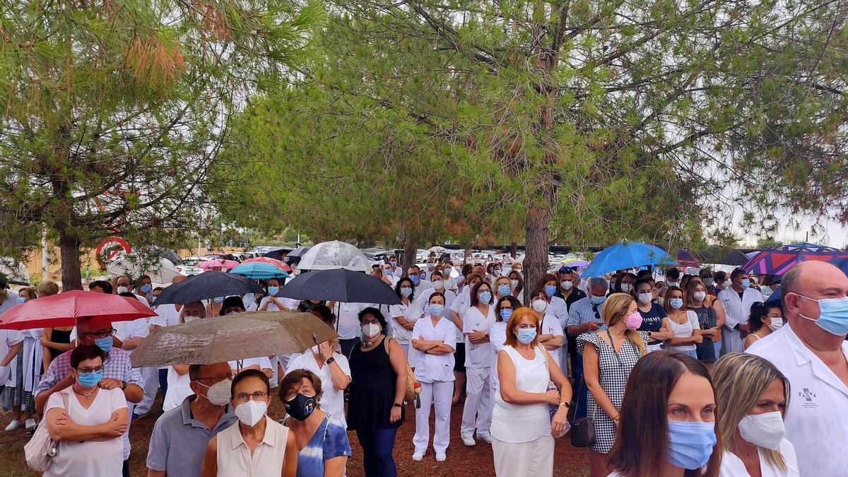 Concentración ante el Hospital de La Plana en apoyo a los profesionales y contra la autorización a administrar ozonoterapia a un paciente