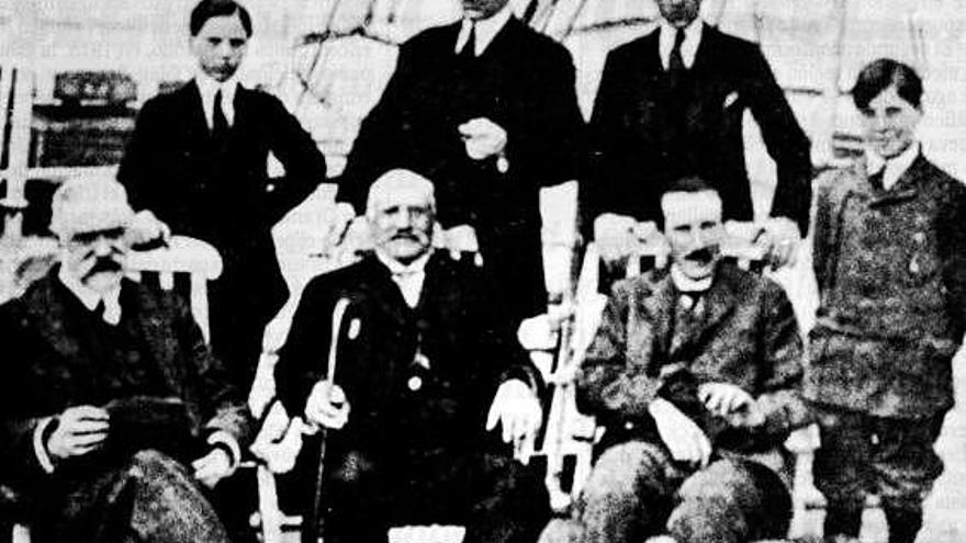 José Menéndez, a bordo del «Asturiano», con Alexander Ried, Ewing, Gray y sus nietos Alejandro, Carlos y Armando.