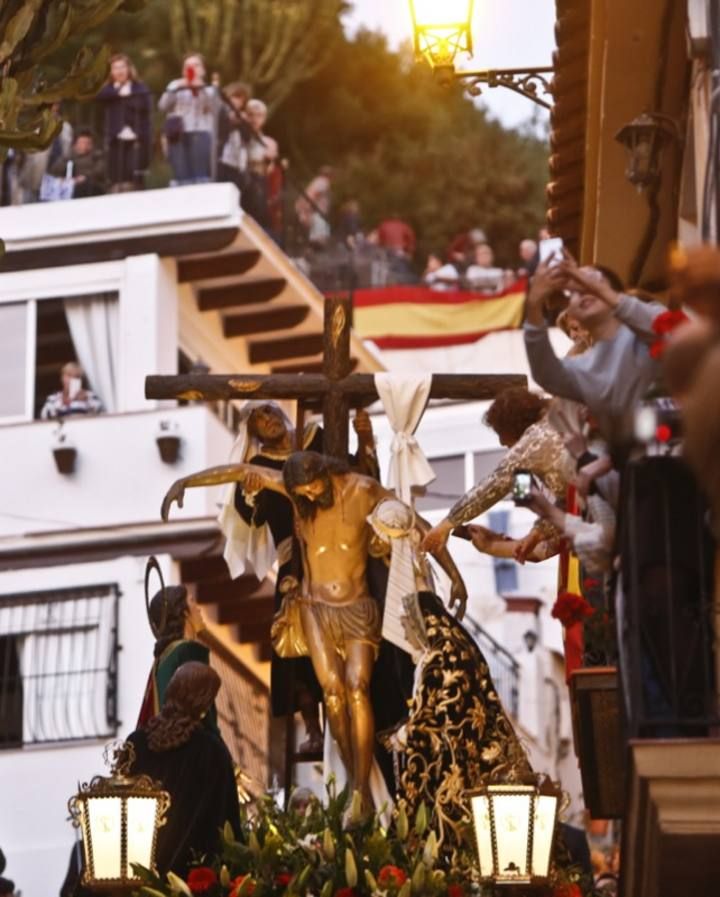 Alicante se vuelca con la procesión de Santa Cruz