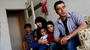 Musa y Murfat, con sus cuatro hijos, en el domicilio que viven en el barrio de Altindag, en las afueras de Ankara.