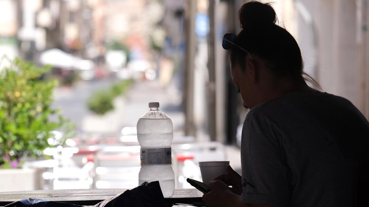 El corte de agua está multiplicando las ventas de agua embotellada en Novelda.