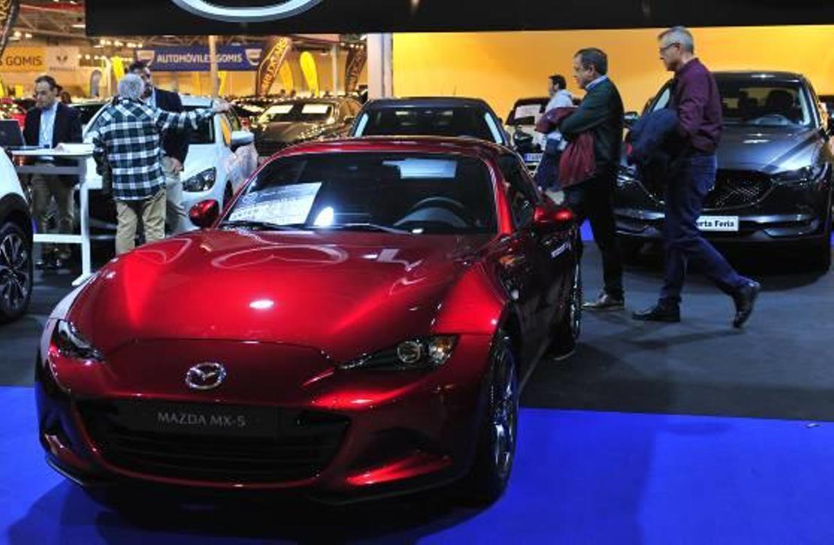 Visitantes en la feria durante las primeras horas de apertura.