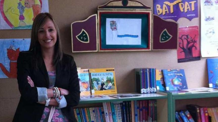 Luisa Fuentes Prieto, en la biblioteca del centro.