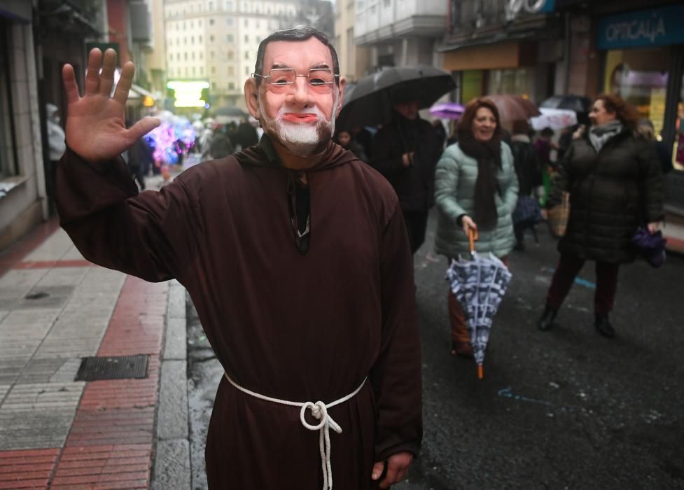 La calle de la Torre se llena esta martes de divertidos disfraces con la fiesta más destacada del carnaval coruñés que marca la recta final a seis días de humor irreverente.