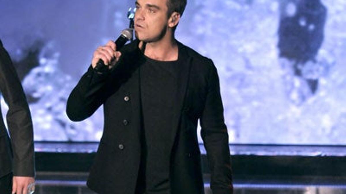 Robbie Williams enseña sus genitales en un concierto