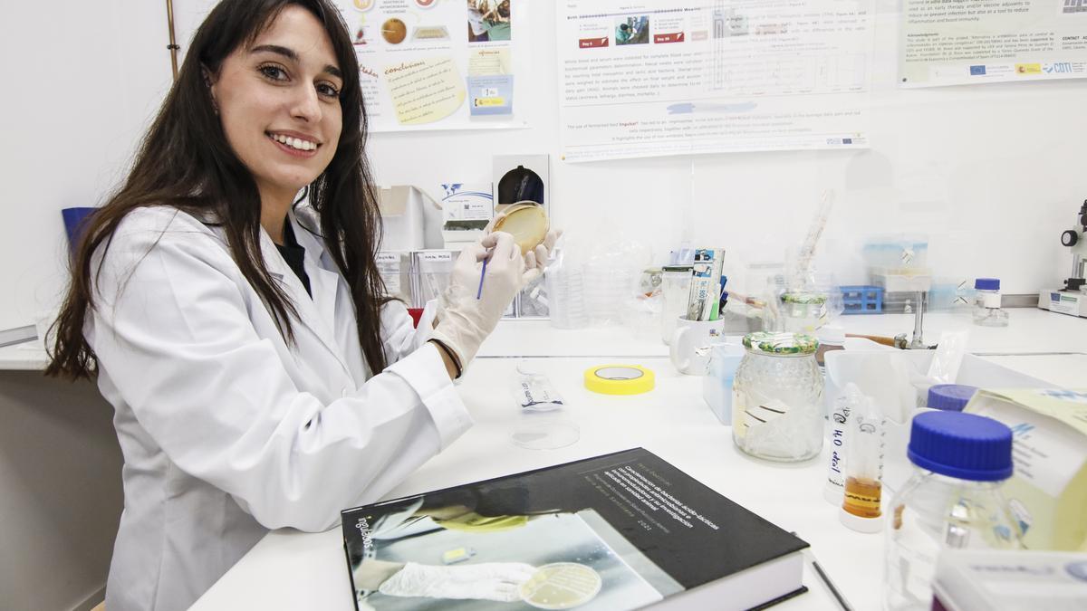 María Bravo Santillana trabaja en el laboratorio de Ingulados junto a su tesis, primer doctorado industrial de Extremadura.