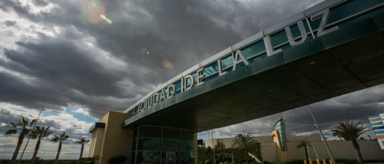 Imagen de la entrada al complejo cinematográfico Ciudad de la Luz en Alicante
