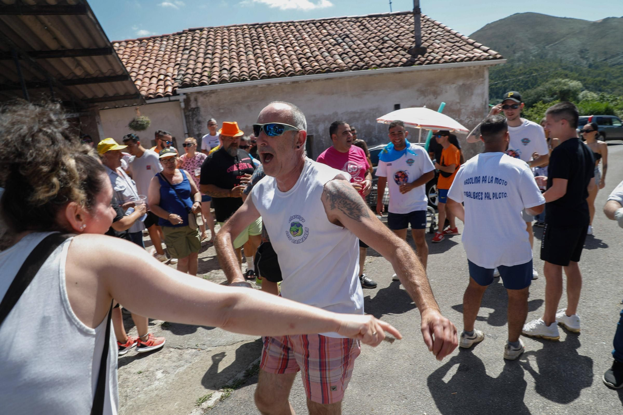 EN IMÁGENES: los vecinos de La Peral celebran "la fiesta de los viejos" con gran espectación