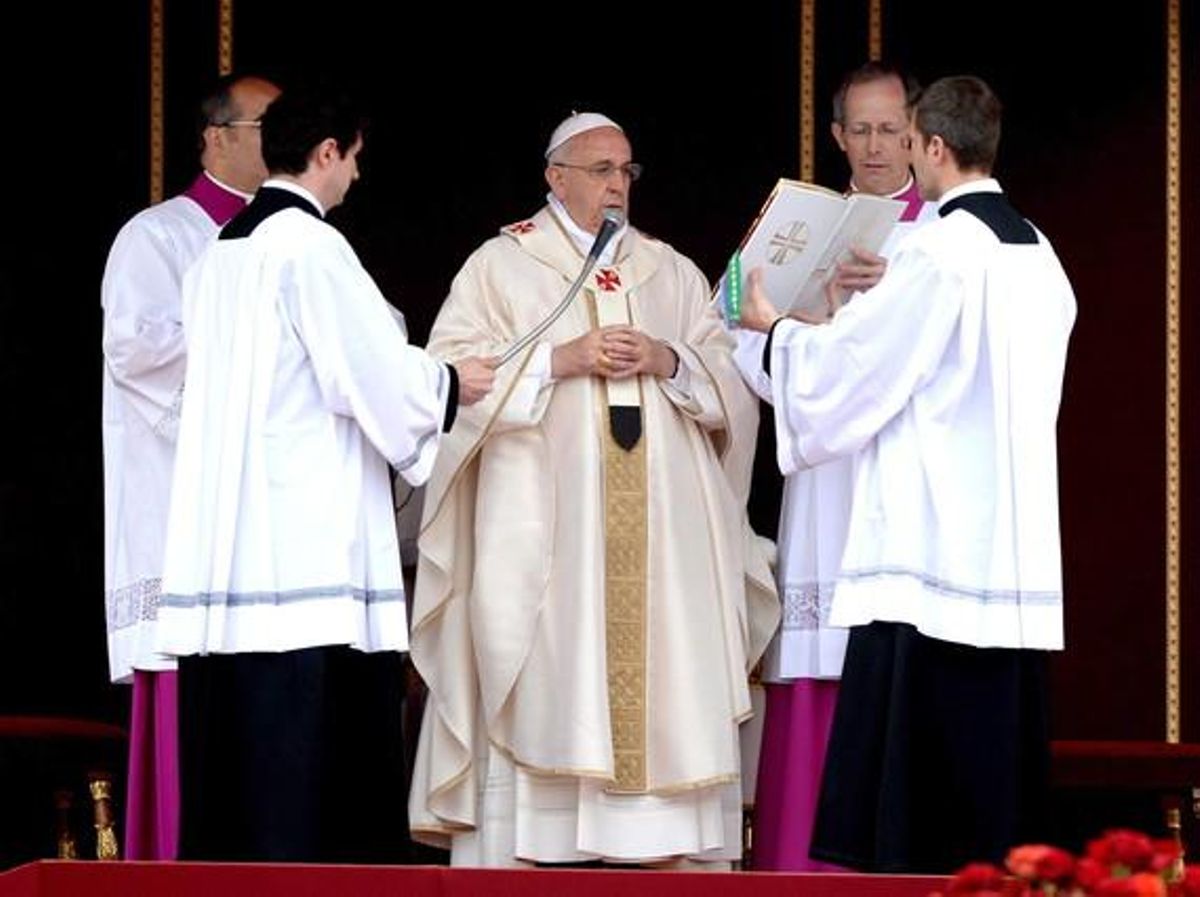 El papa Francesc resa durant la històrica cerimònia de canonització.