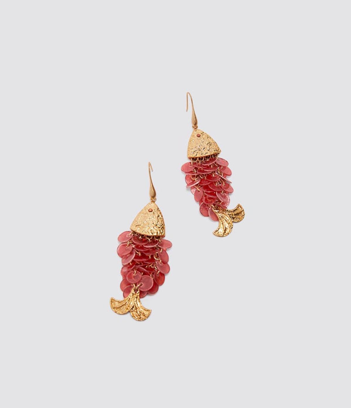 Pendientes peces lentejuelas de Zara (precio: 15,95 euros).