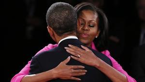 Michelle Obama abrazando a Barack Obama