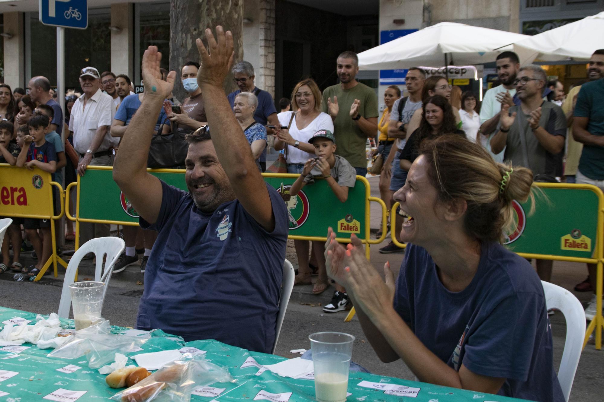 El concurso de comer fartons llena de nuevo l'Albereda de Xàtiva