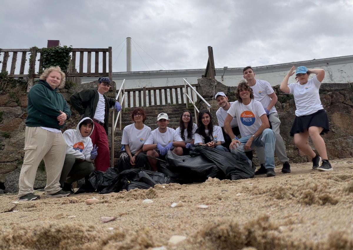 Una de las actividades ha sido la limpieza de la playa O Castelete.