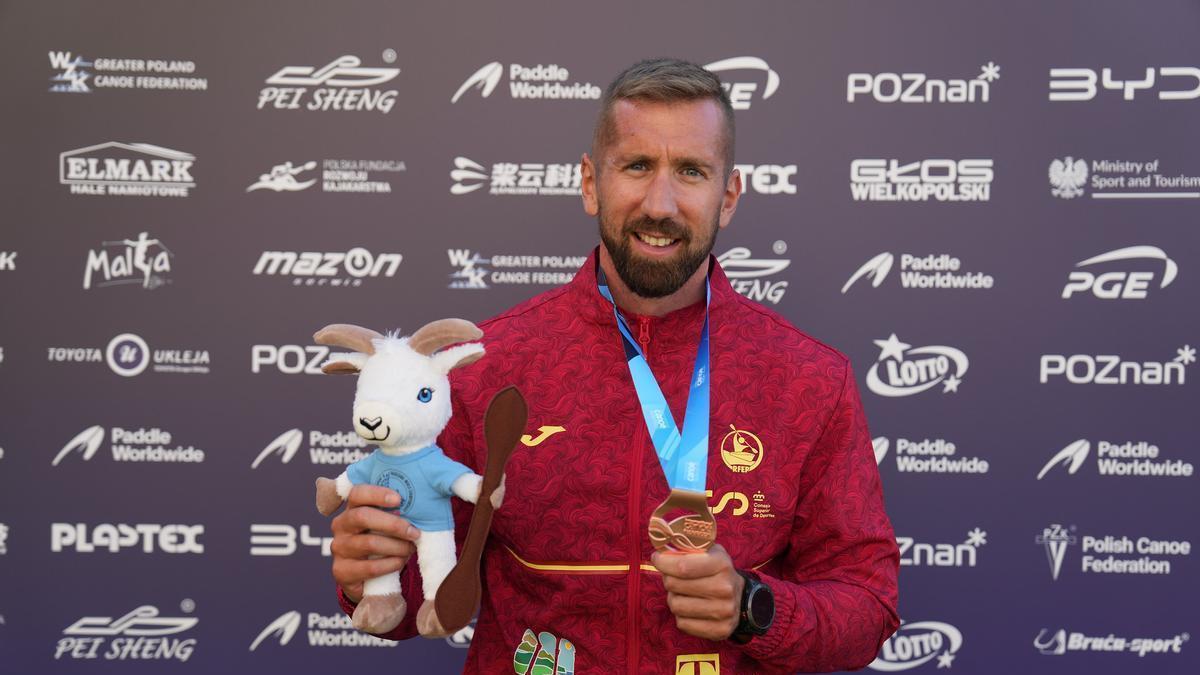 Carlos Arévalo posa con su medalla de bronce en el Mundial de Poznan.