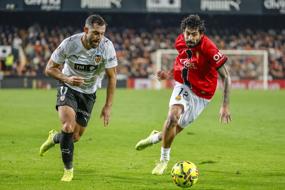 VALENCIA, 19/12/2025.- El centrocampista portugués del RCD Mallorca Samu Costa (d) pelea un balón con el centrocampista Luis Rioja, del Valencia CF, durante el partido de LaLiga de fútbol disputado entre el Valencia CF y el RCD Mallorca, este viernes en el estadio de Mestalla. EFE/Ana Escobar