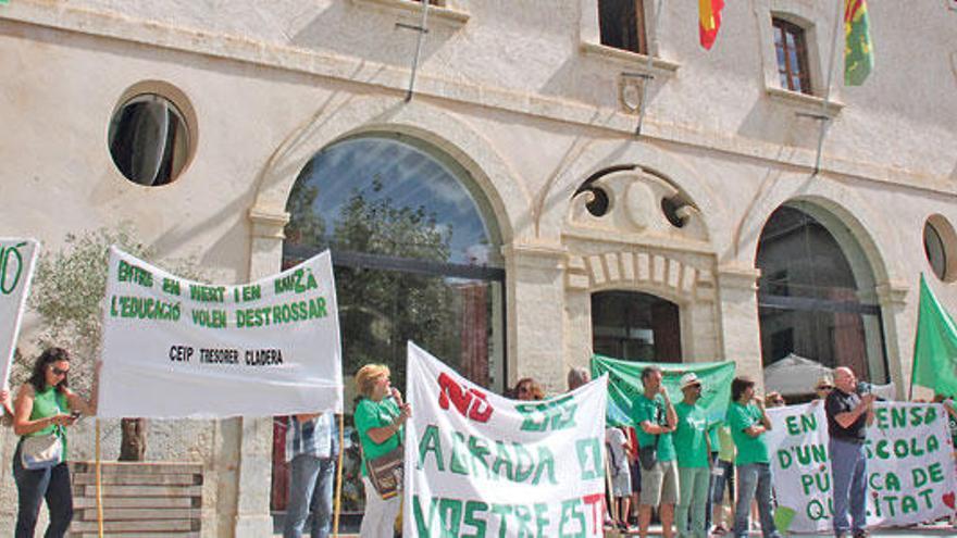 Antes del desencuentro, el alcalde Biel Serra apoyó a los docentes en una manifestación.