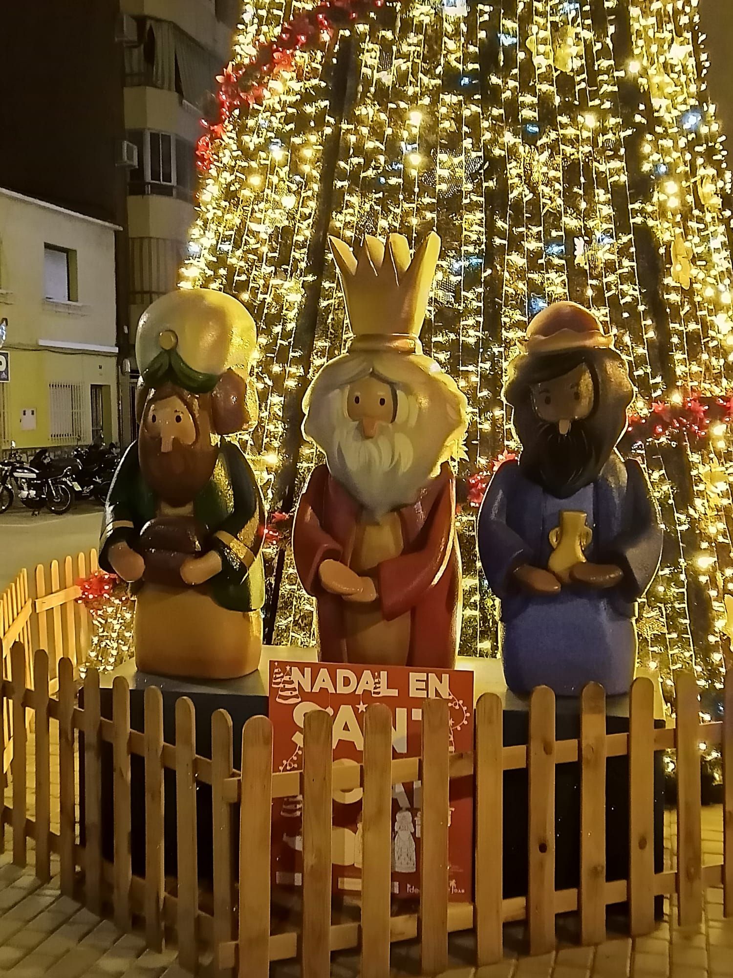 Figuras de Los Reyes Magos junto al árbol.