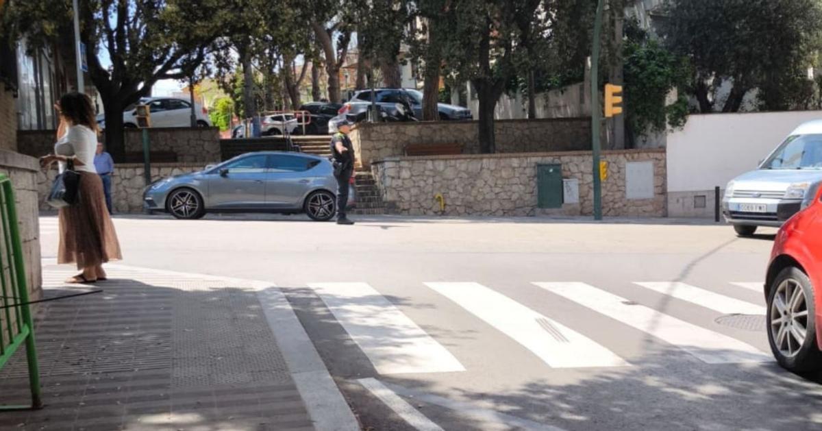 Un agent d e la Guàrdia Urbana de Figueres dirigint el trànsit durant l'apagada d’aquest dilluns. | JAUME COLL